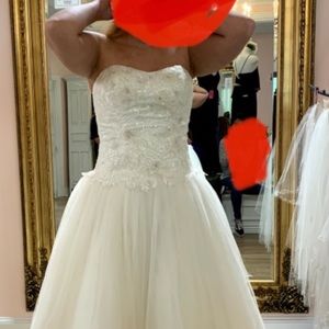 Oleg Cassini wedding dress size 8.